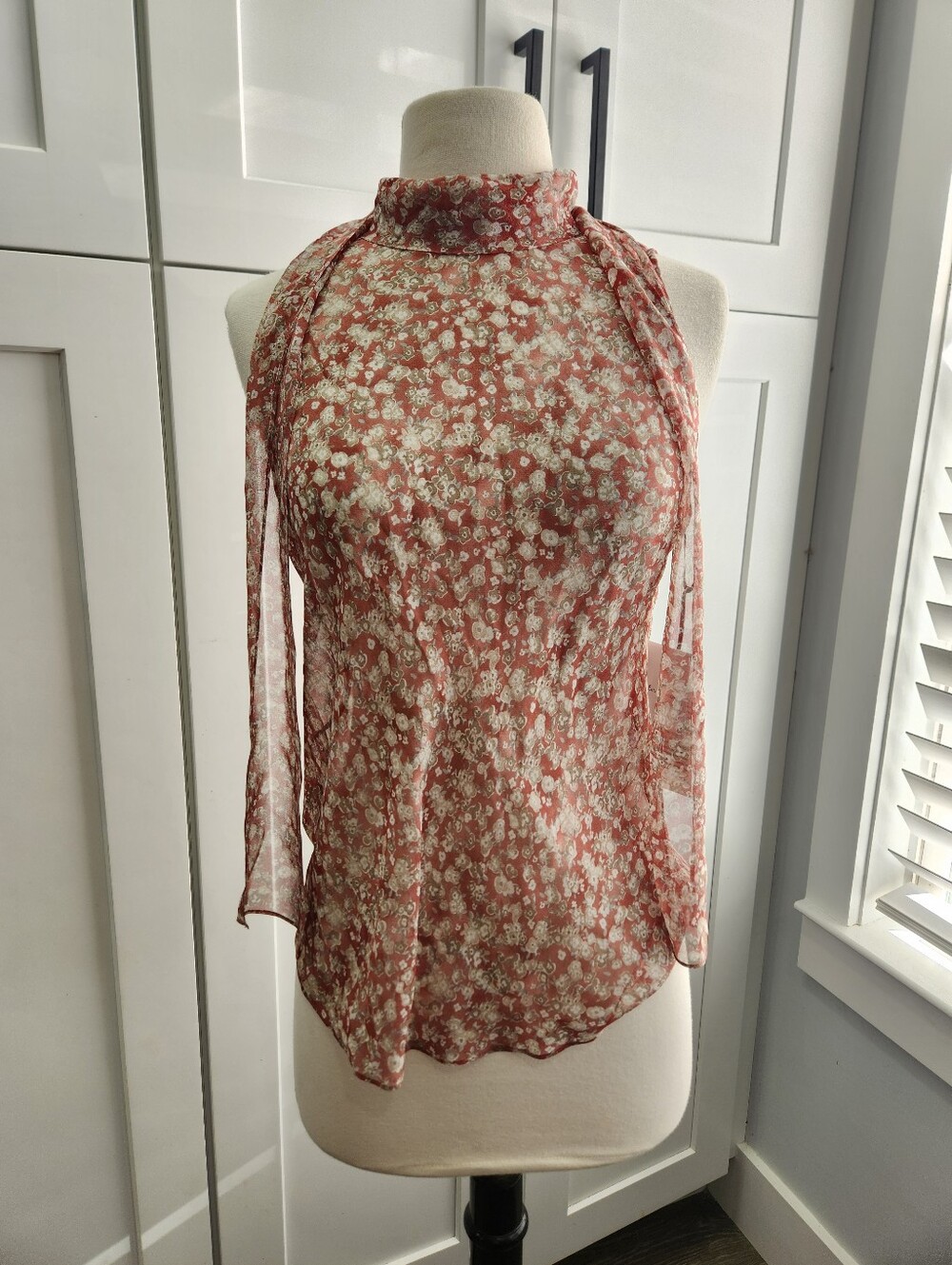 NWT Worth New York Floral Silk Sleeveless Blouse Tie Neck Size 4 - Picture 4 of 14